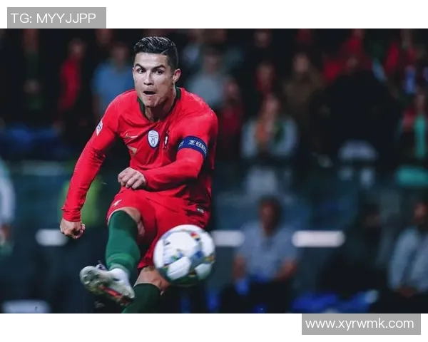 驰骋绿茵场上的足球巨星瞬间，尽显速度与力量的完美结合